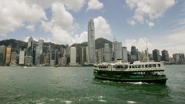 Kapal berwarna hijau dan putih itu telah menjadi bagian ikon dari lanskap Kota Hong Kong. Feri mengangkut ribuan penumpang tiap hari antara Pulau Hong Kong dan Kowloon dengan biaya sekitar Rp 7.500 sekali jalan (Mike Clarke/AFP/Getty Images/CNN Travel) Kapal berwarna hijau dan putih itu telah menjadi bagian ikon dari lanskap Kota Hong Kong. Feri mengangkut ribuan penumpang tiap hari antara Pulau Hong Kong dan Kowloon dengan biaya sekitar Rp 7.500 sekali jalan (Mike Clarke/AFP/Getty Images/CNN Travel)