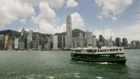 Kapal berwarna hijau dan putih itu telah menjadi bagian ikon dari lanskap Kota Hong Kong. Feri mengangkut ribuan penumpang tiap hari antara Pulau Hong Kong dan Kowloon dengan biaya sekitar Rp 7.500 sekali jalan (Mike Clarke/AFP/Getty Images/CNN Travel)
