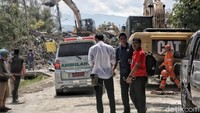 Alat berat mulai bekerja membersihkan puing-puing bangunan.