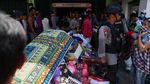 Bantuan Masih Minim, Warga Palu Kumpulkan Barang dari Minimarket