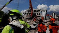 Diduga masih ada puluhan orang yang tertimbun reruntuhan hotel. REUTERS/Beawiharta.