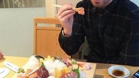 Selain ayam goreng renyah, Sam juga penggemar hidangan sushi. Aneka sushi di depannya ini berhasil ia habiskan sendiri. Foto: Instagram @samsmith