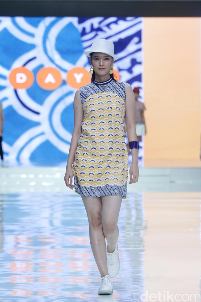 Baju batik dengan tren tabrak motif versatile untuk dipakai di acara formal maupun kasual. Foto: Mohammad Abduh/Wolipop