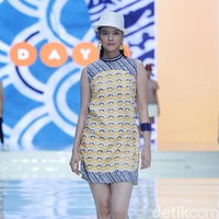 Baju batik dengan tren tabrak motif versatile untuk dipakai di acara formal maupun kasual. Foto: Mohammad Abduh/Wolipop