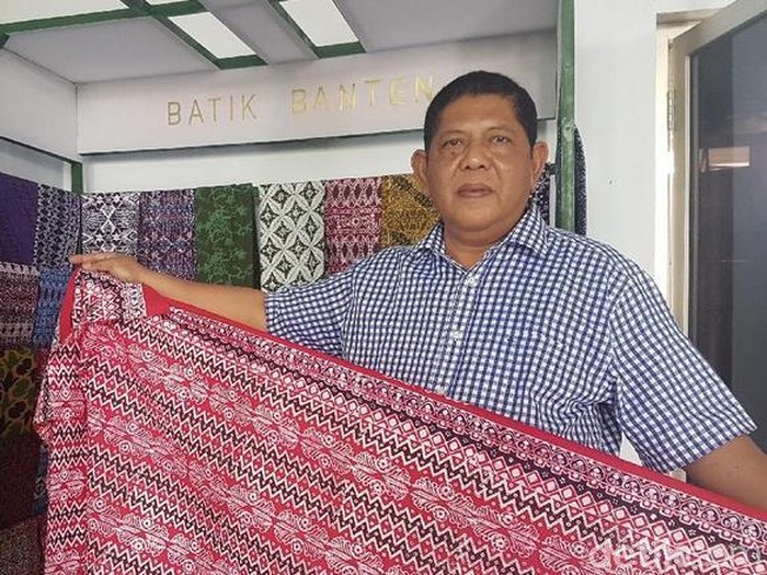 Uke Kurniawan, guru batik nasional. Foto: Bahtiar Rifai/detikcom Uke Kurniawan, guru batik nasional. Foto: Bahtiar Rifai/detikcom