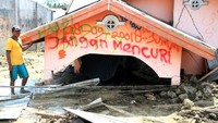 Ini penampakan rumah yang ditenggelamkan lumpur di Sidera, Sigi. Ada tulisan jangan mencuri di bagian atas rumah (Foto: ANTARA FOTO/Akbar Tado)