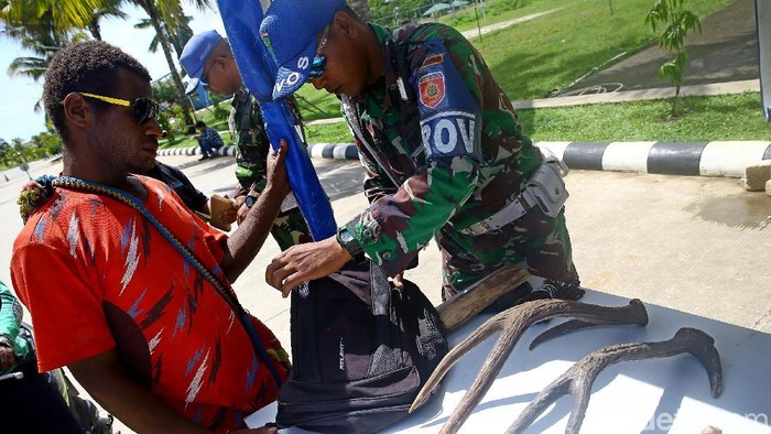 TNI menggelar razia pemeriksaan di PLBN Skouw