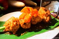 Chef Mama Duu dari Thailand Meracik Kari Kepiting dan Kari Daging di Restoran Ini