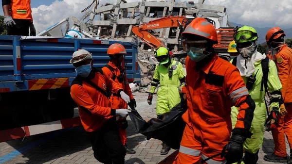 Korban Tewas Dievakuasi dari Reruntuhan Hotel Roa Roa Palu