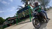 Begini penampakan salah satu ojek lintas batas yang tengah mengentar penumpangnya di kawasan PLBN Skouw.