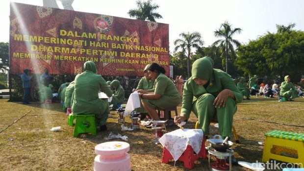 Serunya Ratusan Perempuan Membatik di Markas Militer
