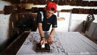 Sanggar tersebut juga membuat batik cetak.
