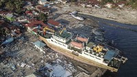 Begini penampakan kapal yang terbawa tsunami hingga ke daratan, tepatnya di bibir pantai Donggala (Foto: ANTARA FOTO/Muhammad Adimaja)
