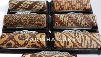 Melihat bolu gulung ini seperti melihat gulungan kain batik ya. Warna dan motifnya persis sekali kain batik khas Jawa. Bedanya, batik yang ini enak dimakan. Foto : instagram @radishacake_by_diansiregar