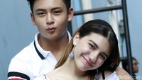Bahkan pasangan selebriti muda itu sudah tak segan menunjukan kemesraan di depan kamera. Pool/Palevi S/detikFoto.