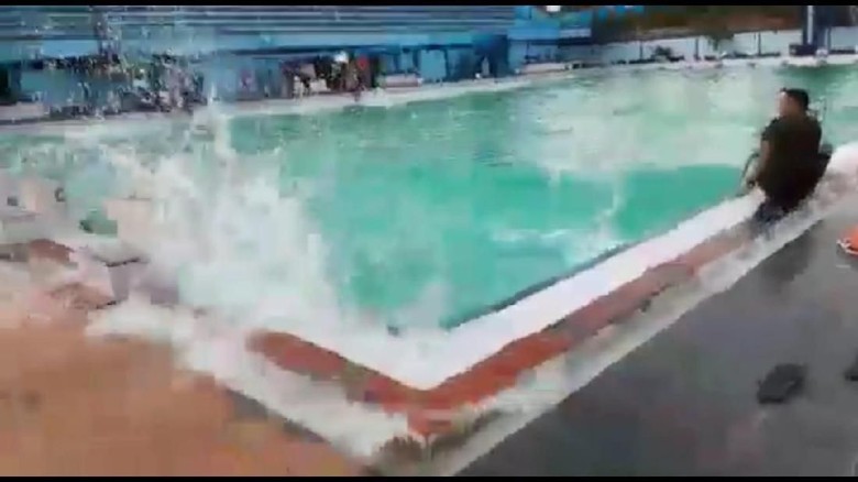 Viral, Air Kolam Renang di Sidoarjo Bergelombang Seperti Tsunami Viral, Air Kolam Renang di Sidoarjo Bergelombang Seperti Tsunami