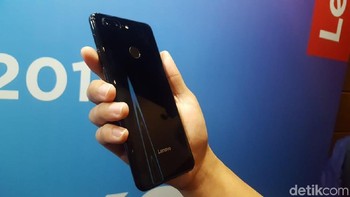 Untuk kamera, ponsel ini memiliki empat lensa, masing-masing dua di bagian depan dan belakang. Foto: Imron Rosyadi/detikinet