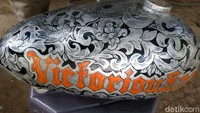 Begini penampakan tangki moto0r yang diukir dengan motif batik.