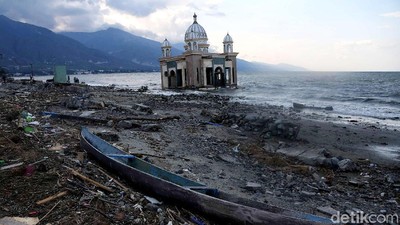 Penampakan Masjid Apung Usai Diterjang Gempa dan Tsunami