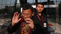 Sekretaris Daerah (Sekda) Tulungagung Indra Fauzi juga ikut diperiksa KPK.