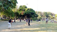Di lapangan ini selain tersedia lapangan rumput yang luas, ada pula aneka instalasi mainan anak seperti perosotan hingga ayunan di sisi utara. (Aditya Mardiastuti/detikTravel)