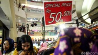 Ada juga penjualan batik seharga 50 000 rupiah saja.