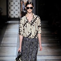 Desainer dunia Dries Van Noten terinspirasi oleh batik untuk koleksi Spring 2010 yang dipamerkan di Paris Fashion Week. Di tangan dinginnya, berbagai motif batik Nusantara menjelma dalam siluet modern dan feminin. Seperti blus bermotif batik parang yang satu ini. (Foto: Dok. Vogue)