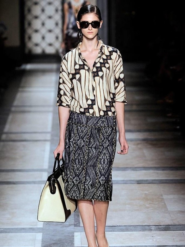 Desainer dunia Dries Van Noten terinspirasi oleh batik untuk koleksi Spring 2010 yang dipamerkan di Paris Fashion Week. Di tangan dinginnya, berbagai motif batik Nusantara menjelma dalam siluet modern dan feminin. Seperti blus bermotif batik parang yang satu ini. (Foto: Dok. Vogue)
