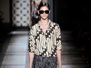 Foto: Keindahan Batik Eksis di Produk 5 Brand Internasional Ini