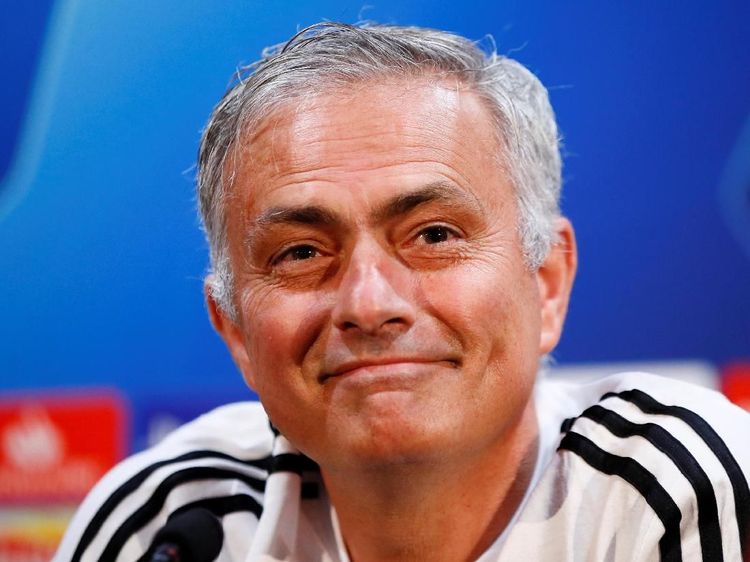 Senyum Cerah Jose Mourinho