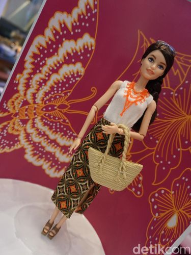 Barbie memakai batik.