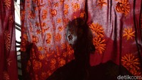 Sanggar tersebut membuat batik dengan motif betawi.