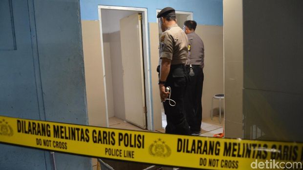 Toilet lokasi N melahirkan bayinya. 