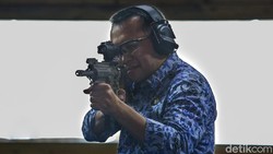 Berseragam Korpri, Gubernur Ridho Tunjukkan Ketangkasan Menembak Berseragam Korpri, Gubernur Ridho Tunjukkan Ketangkasan Menembak