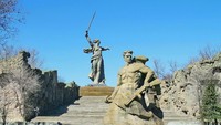Foto: Namanya adalah The Motherland Calls dengan ketinggian 85 meter yang berada di Taman Meorial Mamayev Kurgan, Volgograd, Rusia. Patung ini selesai dibangun pada akhir tahun 1960. (rusia.travel)