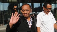 Kepala Badan Pengelola Keuangan dan Anggaran Daerah (BPKAD) Tulungagung Hendri Setiawan usai diperiksa KPK.