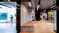 Nuansa hangat akan terasa begitu traveler memasuki Sekolah Musik Toho Gakuen. Jadi betah berlama-lama main musik di gedung ini. (Toho Gakuen)