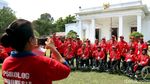 Momen Saat Atlet Asian Para Games Selfie di Istana