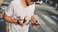 Meski begitu, ia sangat menyukai es krim. Ice cream is always a good idea!!, tulisnya saat melahap es krim cone matcha. Foto: Instagram mark_prin