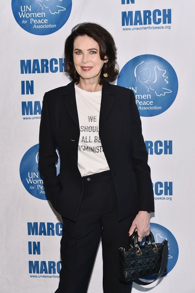 Memilih tidak menyerah dengan nasib, Dayle mendatangi pihak brand yang pernah menjadikannya model mereka yaitu Estee Lauder dan L’Oreal. Dengan percaya diri, dia meminta kedua brand tersebut menjadikannya sebagai model iklan terbaru lini krim anti aging atau penuaan. Dia pun kemudian menulis buku berjudul Ageless Beauty: A Womans Guide to Lifelong Beauty and Well-Being’ yang menjadi best seller. Foto: Getty Images