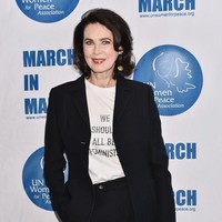 Memilih tidak menyerah dengan nasib, Dayle mendatangi pihak brand yang pernah menjadikannya model mereka yaitu Estee Lauder dan L’Oreal. Dengan percaya diri, dia meminta kedua brand tersebut menjadikannya sebagai model iklan terbaru lini krim anti aging atau penuaan. Dia pun kemudian menulis buku berjudul Ageless Beauty: A Womans Guide to Lifelong Beauty and Well-Being’ yang menjadi best seller. Foto: Getty Images