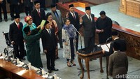 Di sela paripurna juga dilakukan pelantikan anggota DPR antar waktu.