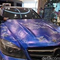 Menyambut Hari Batik Nasional tahun lalu, Mercedes-Benz (MB) W204 Club bersama Kuningan City menggelar acara bertajuk Indonesia International Mercedes-Benz Batik Day di mana pengunjung bisa membatik deretan mobil mewah tersebut. Kegiatan itu juga digelar untuk memecahkan rekor MURI. (Foto: Dok. detikOto)