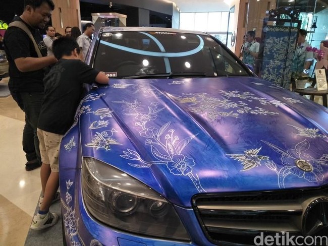 Menyambut Hari Batik Nasional tahun lalu, Mercedes-Benz (MB) W204 Club bersama Kuningan City menggelar acara bertajuk Indonesia International Mercedes-Benz Batik Day di mana pengunjung bisa membatik deretan mobil mewah tersebut. Kegiatan itu juga digelar untuk memecahkan rekor MURI. (Foto: Dok. detikOto)