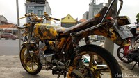 Motor ini dibatik dengan teknik khusus. Bukan pakai metode airbrush ataupun decal.