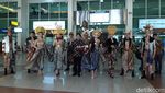 Foto: Lenggak-lenggok Model Berpakaian Batik di Bandara Adi Soemarmo