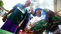 Satu persatu isi tas dari para warga Papua Nugini ini diperiksa.