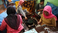 Sebelum beraksi, para perajin harus menyiapkan perlatan dan bahan untuk membatik.
