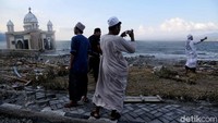Masjidnya juga dibangun dengan biaya sendiri atas nama umat Muslim.