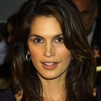 Dengan IQ mencapai 154, Cindy Crawford jadi lulusan dengan nilai tertinggi di SMA-nya di Illinois. Setelah lulus dia meraih beasiswa di Northern Universty untuk belajar ilmu kimia tapi tak lama keluar karena ingin mengejar karier sebagai supermodel. Foto: Getty Images